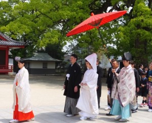 神前挙式。式殿へと進む参進。