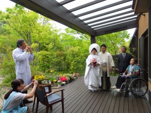 新婦のお母様が新婦に花束を渡す際、院長先生が、オカリナでハナミズキを演奏