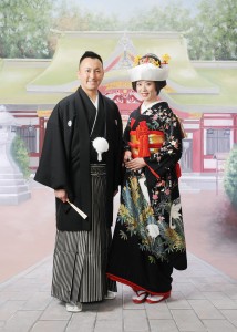 黒の紋付＆黒の引振袖姿の新郎新婦