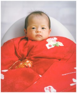 赤ちゃんが初めて神社にお参りする大切な記念写真。境内のスタジオで撮影できます