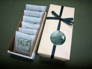 大麦若葉入りの抹茶フィナンシェ「春日の杜」。春日神社にちなんだ焼菓子です