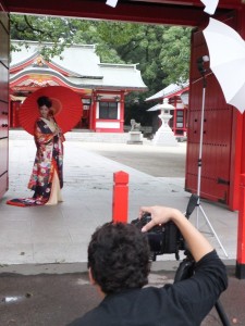 「大分のウェディングBOOK　ハピマリ」の衣裳撮影の風景。和傘をさして少しおとなっぽく。