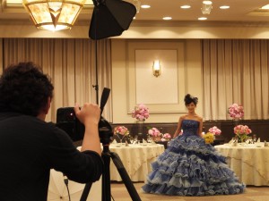 「大分のウェディングBOOK　ハピマリ」の衣裳撮影の風景。ゴージャスなプリンセスラインのドレスは披露宴会場で！色んなポージングで撮っていました