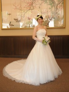 純白のウェディングドレスをまとい撮影する花嫁