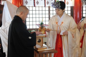 結婚を誓う三献の儀（三々九度）