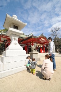 春日神社で結婚式を挙げたカップルが、子どもを連れて神社に遊びに来た様子