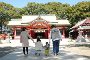 春日神社で結婚式を挙げたカップルが、子どもを連れて神社に遊びに来た様子