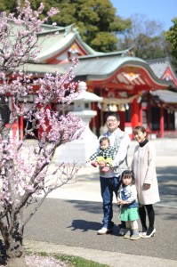 春日神社で結婚式を挙げたカップルが、子どもを連れて神社に遊びに来た様子