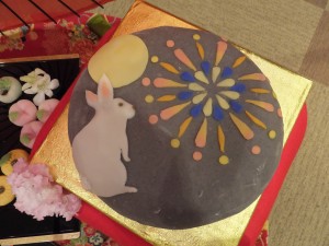 入刀用の和菓子のデザインは、おふたりが希望した「うさぎ＆花火＆月」