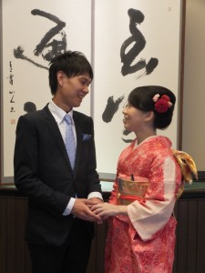 結婚式を終えて、ホッと一息の新郎新婦