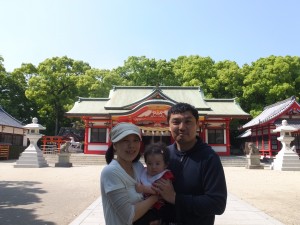 大分市春日神社にて、1歳の長女さんと記念撮影
