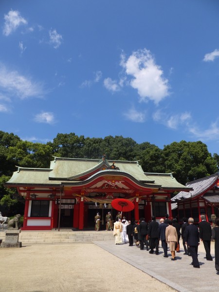 大分市春日神社。青空のもと、両家ご親族も一緒に本殿まで歩を進めました