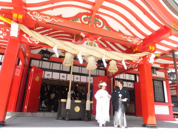 春日神社の本殿で神前挙式をおえてホッとした表情の新郎新婦