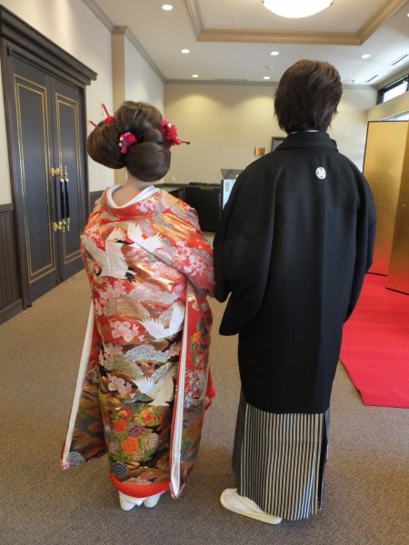 大分市春日神社。披露宴直前の新郎新婦の後姿