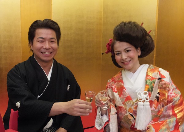 大分市春日神社。披露宴スタート。新郎新婦も乾杯。