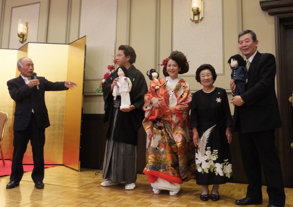 大分市春日神社。「新郎＆新婦」のお人形をご親族がプレゼント