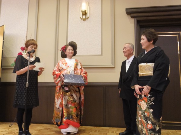 大分市春日神社。披露宴の中で、新婦のお母さんのお誕生日をお祝い。