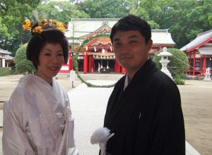 大分市春日神社にて結婚式を挙げ、境内で撮影する新郎新婦