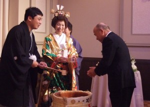 大分市春日神社にて行われた披露宴。鏡開き後、ゲストにお酒を振る舞いました