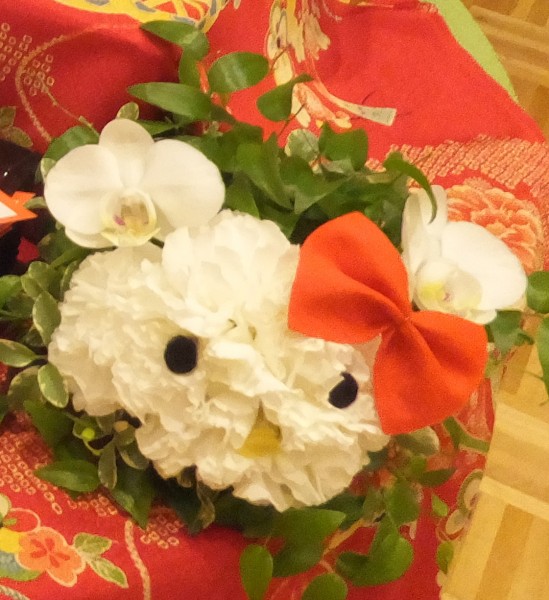 大分市春日神社にて。会場のお花にもキティちゃん！
