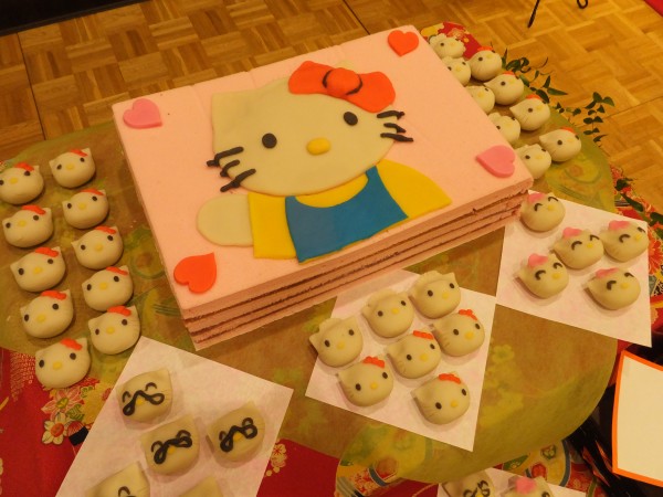 大分市春日神社にて。キティちゃんをデザインした和菓子。