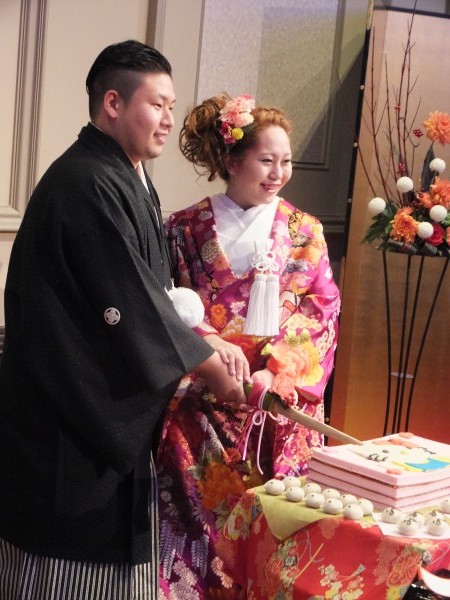 大分市春日神社にて。キティちゃんをデザインした和菓子に入刀