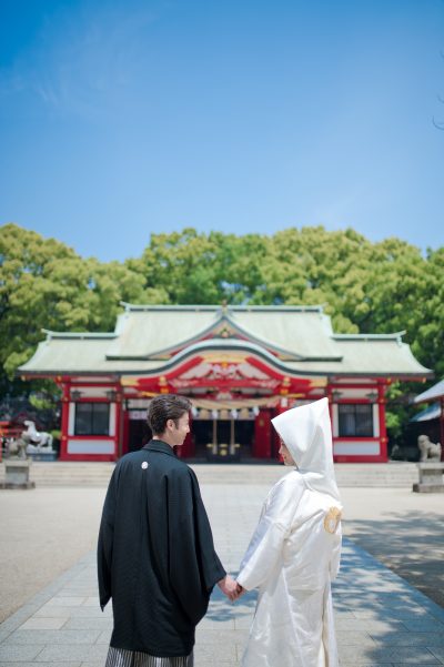 春日神社の本殿に向かう和装の新郎新婦