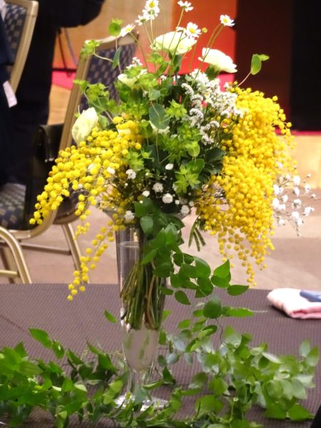 春のテーブル装花　ミモザ